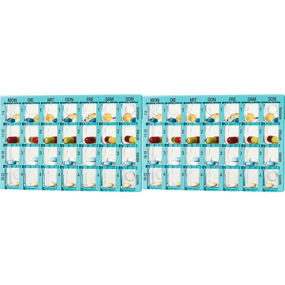 Twee blauwe pillendoosjes met vakjes voor dagen en tijden. Elk vakje bevat pillen. Opschriften: MON, DIE, MIT, DON, FRE, SAM, SON.