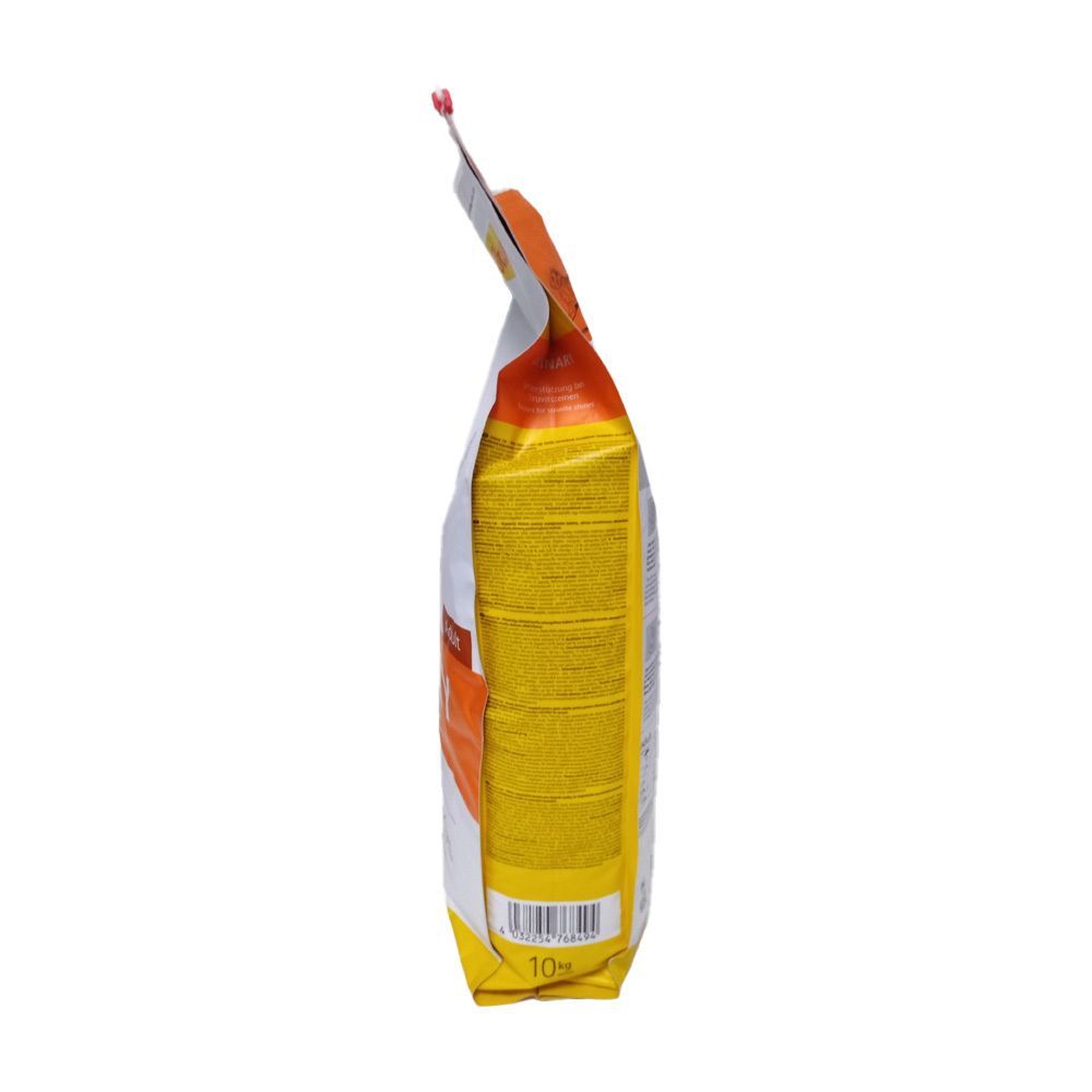 Vue latérale du sac de nourriture pour chats. Emballage orange et blanc. Code-barres et poids de 10 kg visibles.