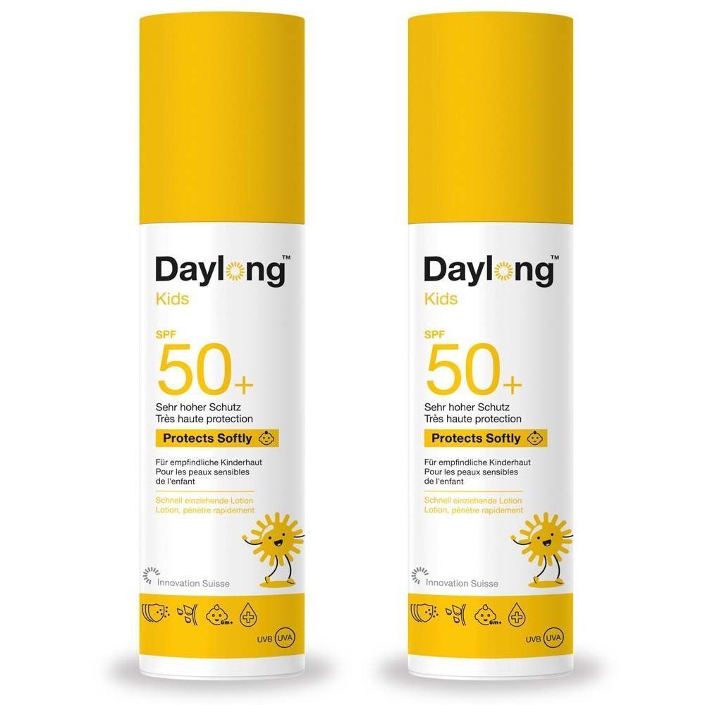 Twee zonnebrandlotionflessen met gele dop. Opschrift: Daylong Kids SPF 50+. Zeer hoge bescherming. Voor de gevoelige kinderhuid.