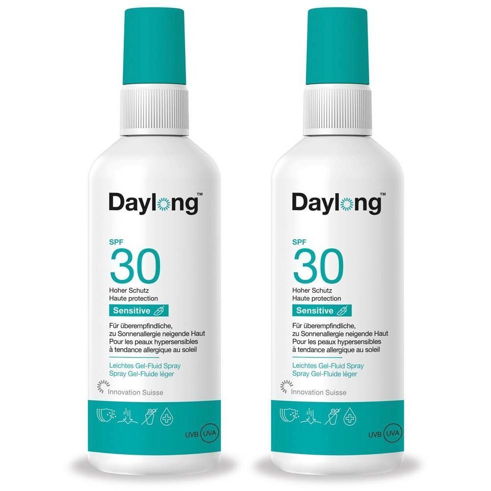 Twee witte sprayflessen met turquoise doppen. Opschrift: Daylong SPF 30, Sensitive. Tekst in het Duits en Frans.