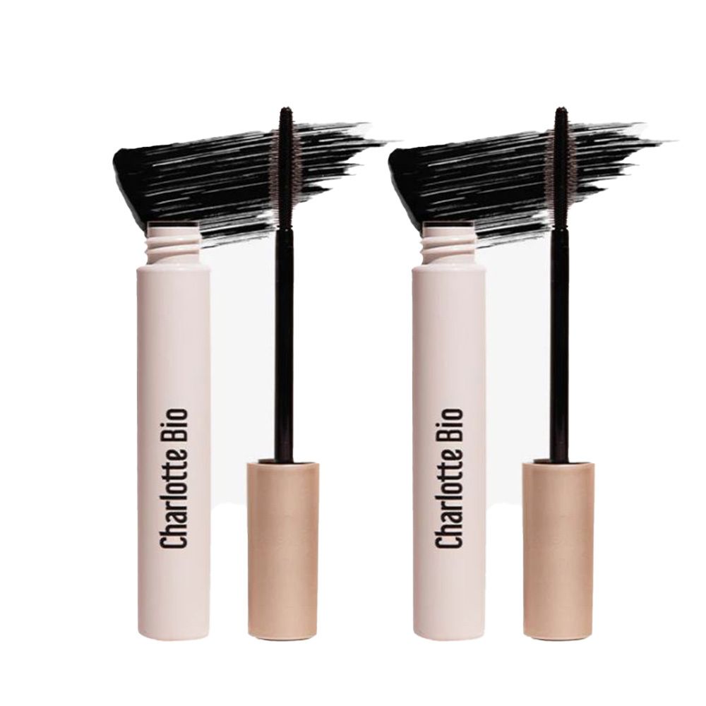 Deux tubes de mascara avec brosses noires. Le texte "Charlotte Bio" est visible sur les tubes. Les brosses montrent l'application du mascara noir.