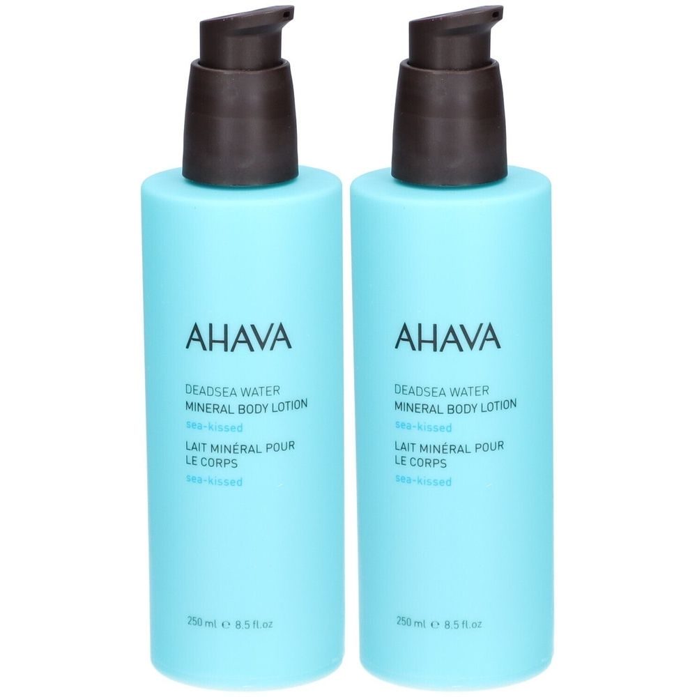 Twee blauwe flessen met bruine pompkappen. Opschrift: AHAVA, Deadsea Water Mineral Body Lotion.