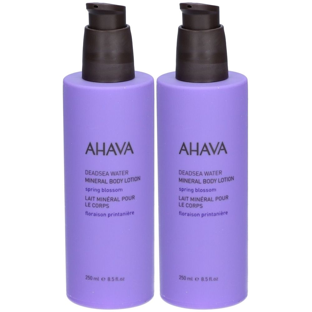Deux flacons AHAVA Mineral Body Lotion violets avec pompe noire. Texte: AHAVA, Deadsea Water, Mineral Body Lotion, Lait Mineral.