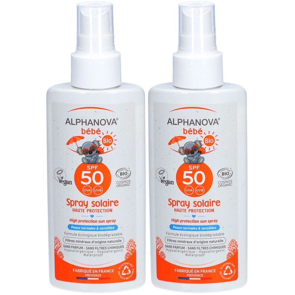 Twee witte zonnebrand sprays met sproeikop. Opschrift: ALPHANOVA bébé, SPF 50, Spray solaire. Bio en vegan.