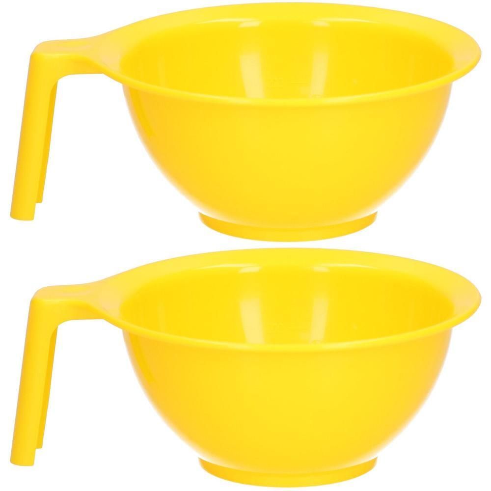 Twee gele kommen met handvat.