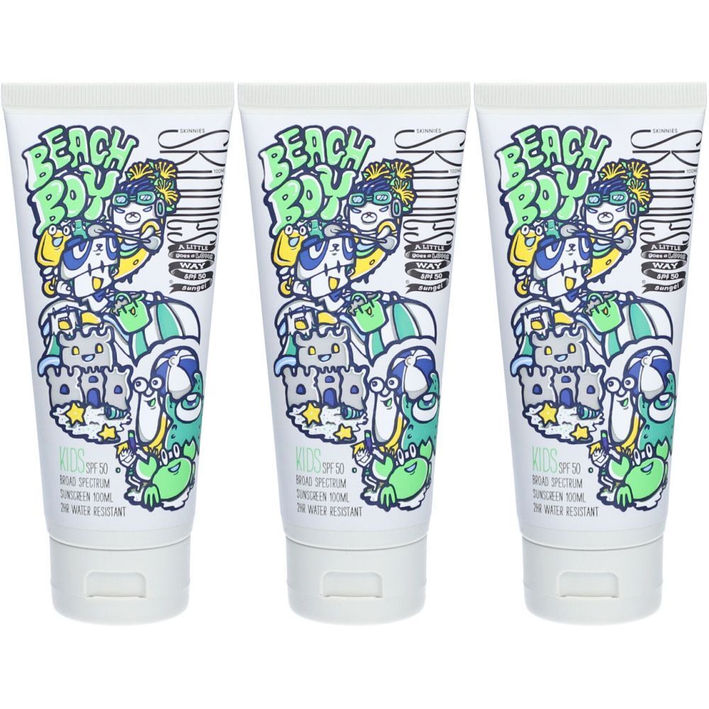 Drie tubes zonnebrandcrème voor kinderen. Op elke tube staat "Beach Boy" en "SPF 50". Illustraties van figuren en een kasteel.