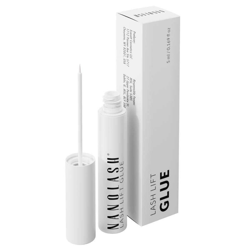 Flacon blanc avec applicateur et emballage. NANOLASH est écrit sur le flacon. LASH LIFT GLUE est écrit sur l'emballage.