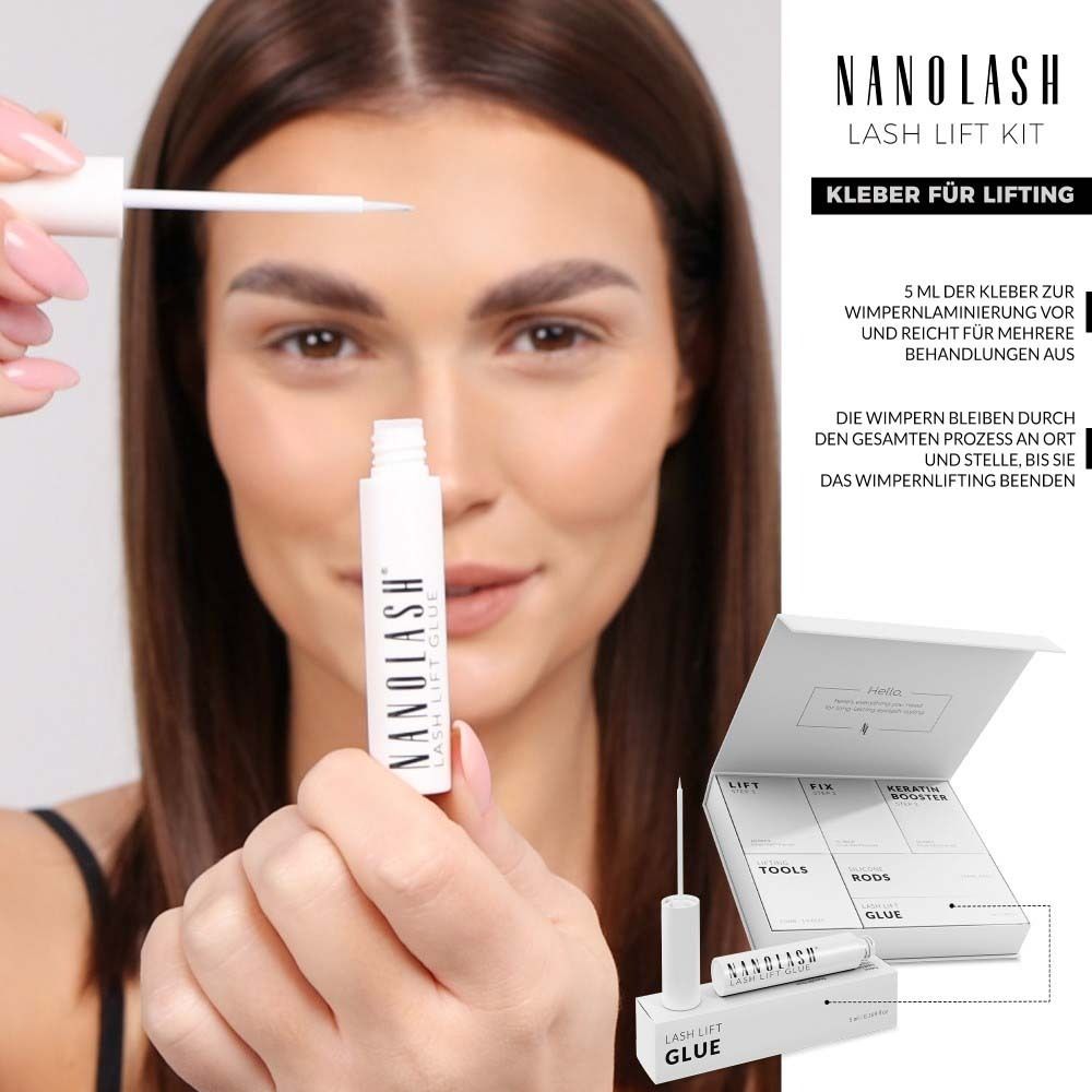 Une femme tient un flacon de colle NANOLASH. Des emballages de produits sont visibles en arrière-plan. LASH LIFT GLUE est écrit sur le flacon.