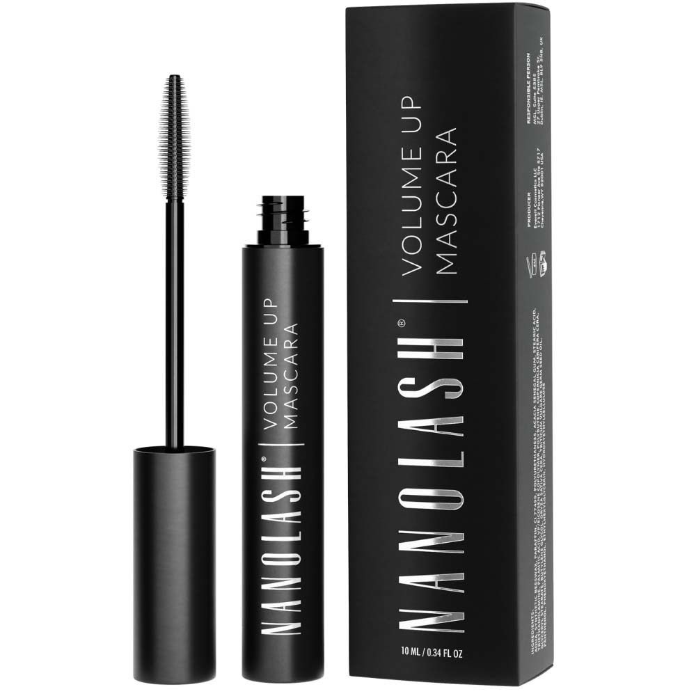 Tube et brosse de mascara noir, à côté d'un emballage. Nanolash Volume Up Mascara est écrit sur le tube et l'emballage.