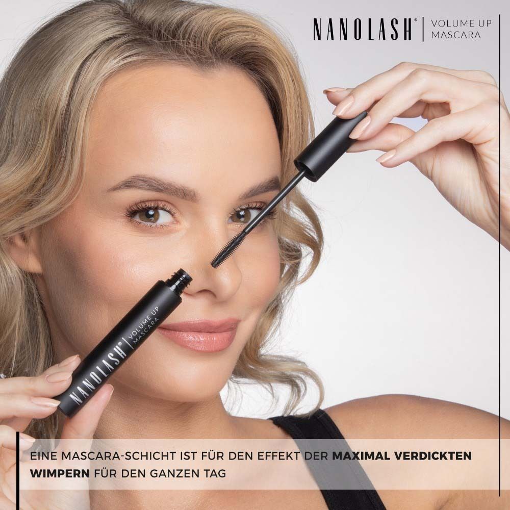 Femme avec du mascara. Nanolash Volume Up Mascara est écrit sur le tube. Texte : Une couche de mascara pour l'effet.