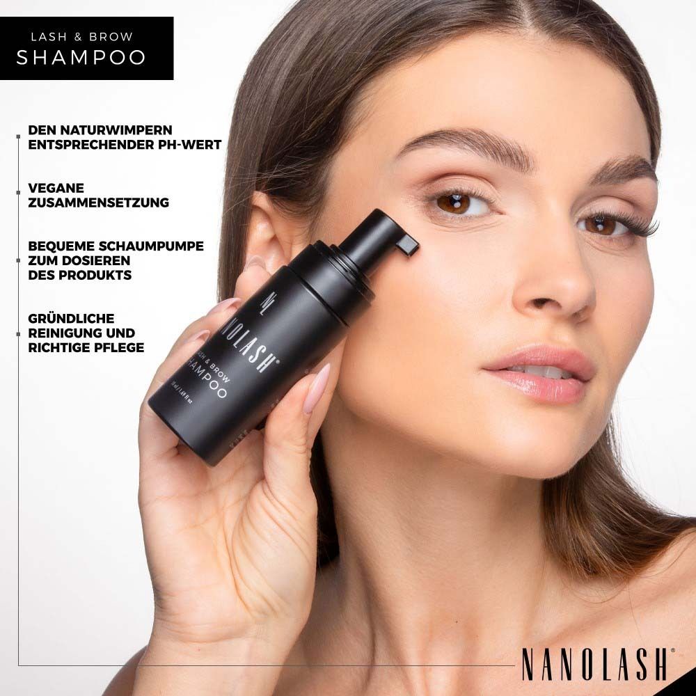 Femme tenant un flacon noir avec "NANOLASH" et "LASH & BROW SHAMPOO". Le produit est appliqué sur la peau.