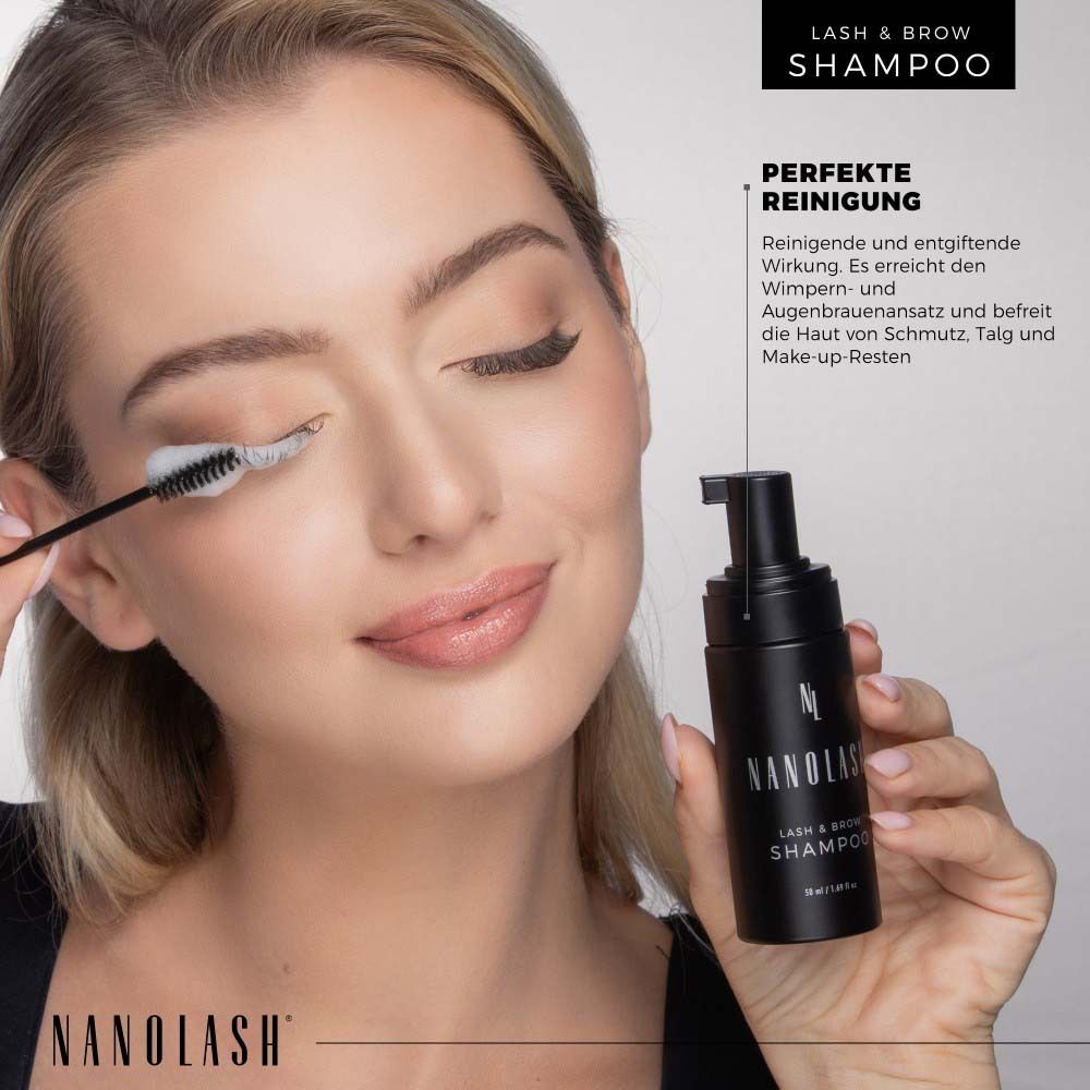 Femme nettoyant les cils avec un applicateur et un flacon noir avec "NANOLASH" et "LASH & BROW SHAMPOO".