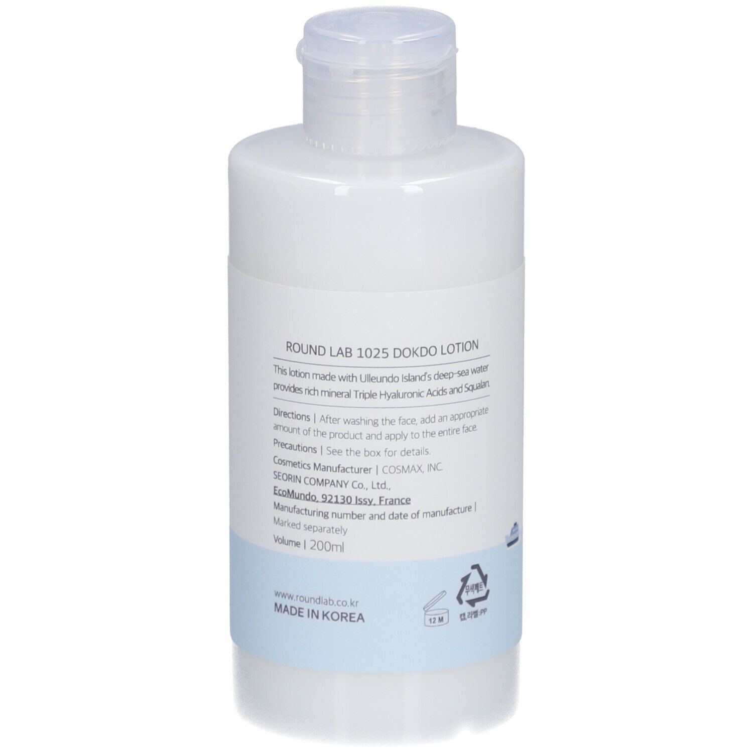 Witte lotionfles met klapdeksel. Tekst op de achterkant. Informatie over ingrediënten en fabrikant.