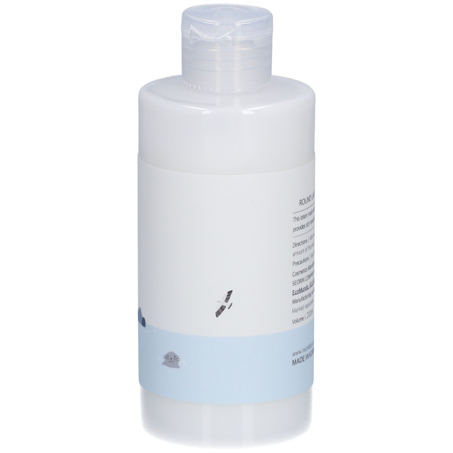 Witte lotionfles met klapdeksel. Tekst op de achterkant. Informatie over ingrediënten en fabrikant.