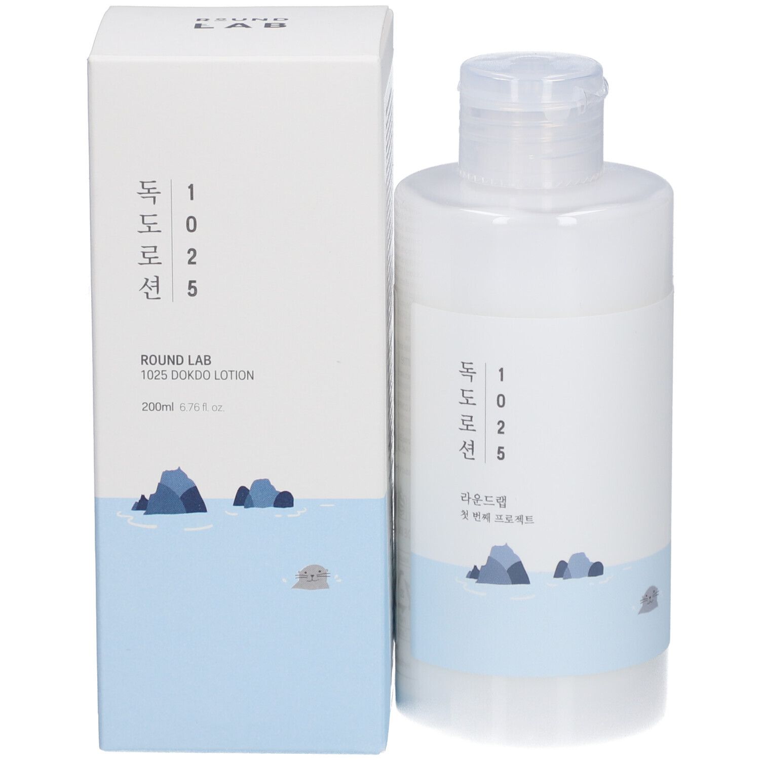 Witte lotionfles en doos. Beide met blauwe band en rotsillustratie. Koreaanse en Engelse tekst.