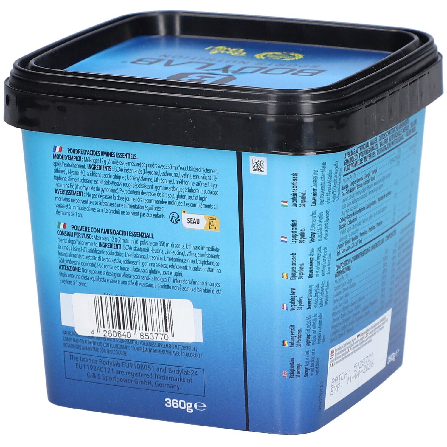 Dos du seau bleu avec couvercle noir. Texte en plusieurs langues. Inscription : BODYLAB EAA Essential Amino Acids, cerise. 360g.