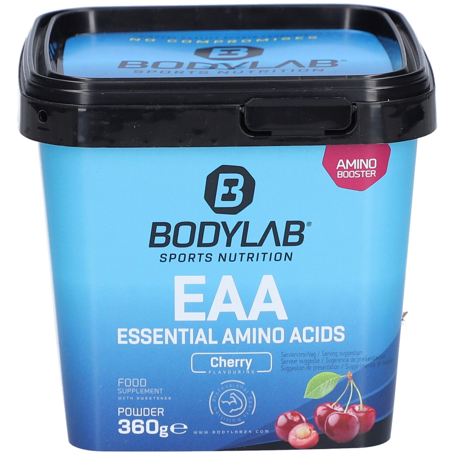 Seau bleu avec couvercle noir. Inscription : BODYLAB EAA Essential Amino Acids, cerise. 360g de poudre. Illustration de cerises.
