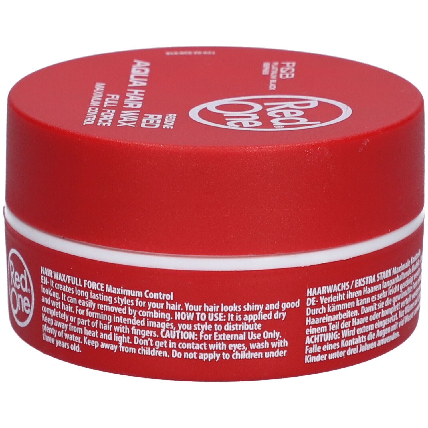 Rode pot met witte rand. Opschrift: Red One Aqua Hair Wax Full Force. Logo: Red One. Tekst in het Duits en Engels.