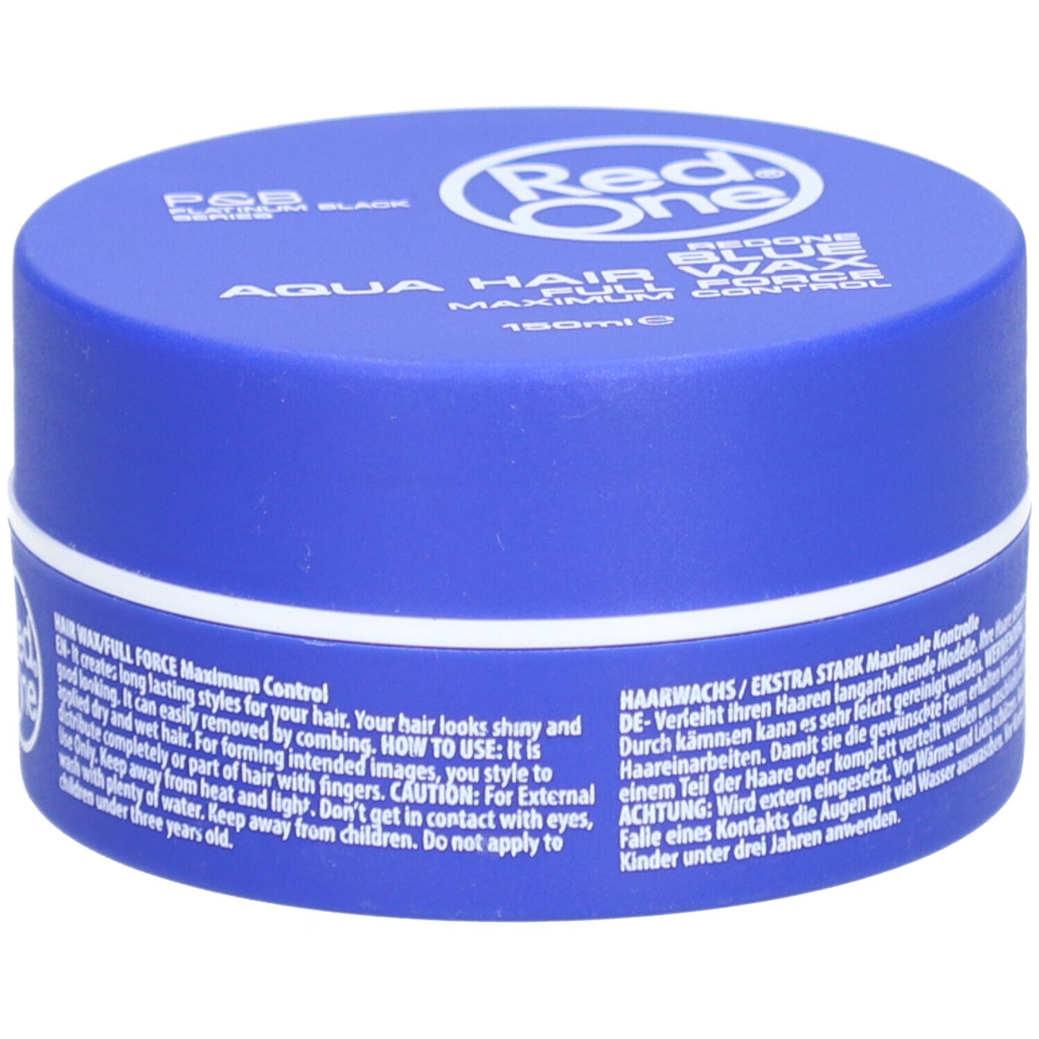 Pot bleu avec couvercle blanc. Inscription: Red One Aqua Hair Wax Blue Maximum Control. Texte en anglais et en allemand.