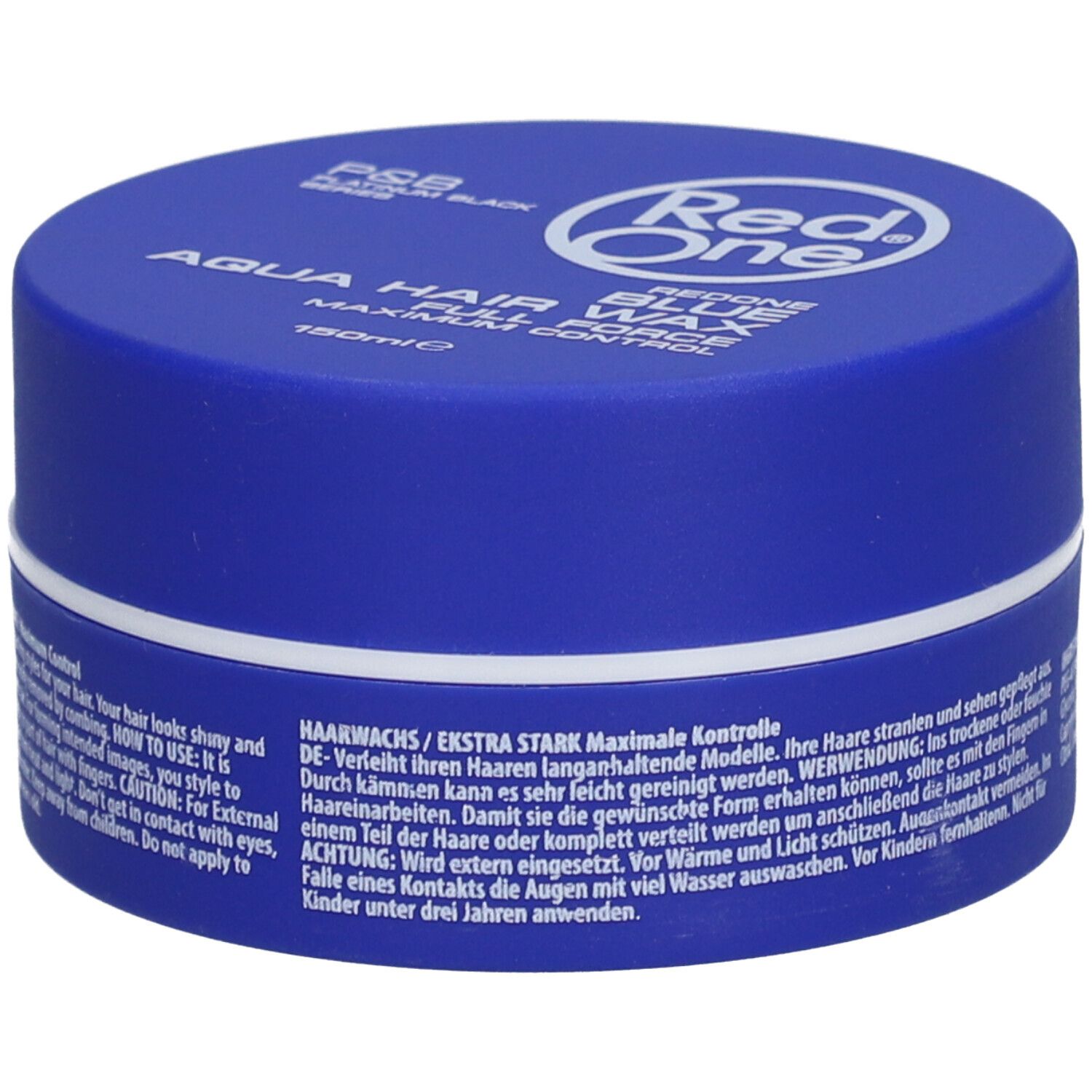 Pot bleu avec couvercle blanc. Inscription: Red One Aqua Hair Wax Blue Maximum Control. Texte en anglais et en allemand.