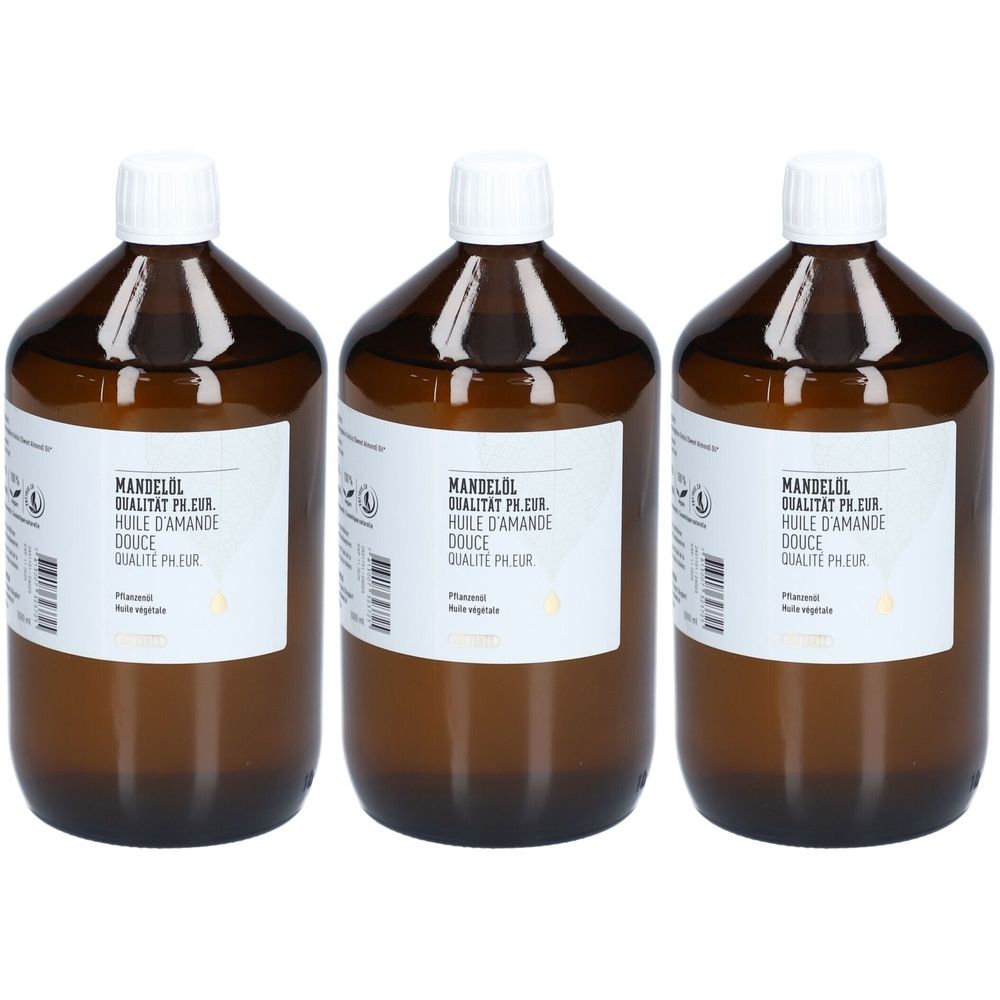 Drie bruine glazen flessen met witte dop en etiket. Opschrift: Mandelöl, Qualität Ph.Eur., Huile d'amande douce.
