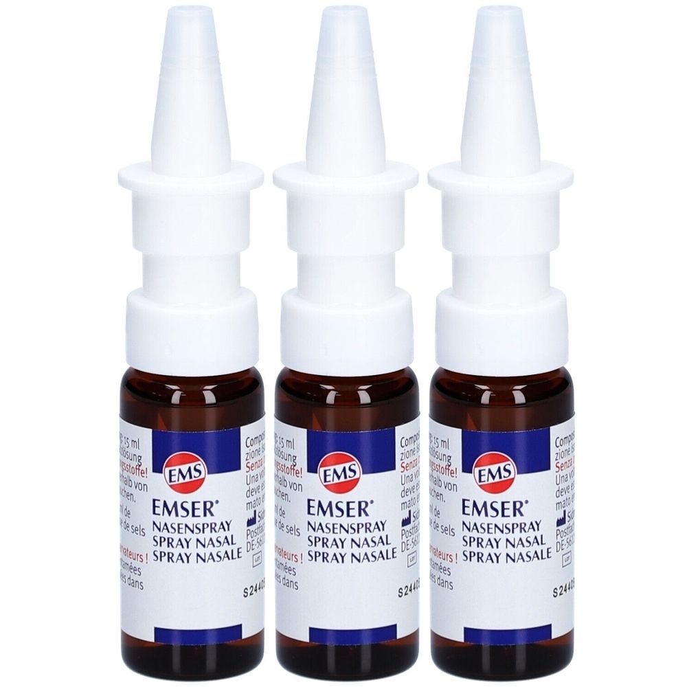 Drie neussprayflacons met witte sproeikop en bruine vloeistof. Opschrift: EMSER NASENSPRAY.