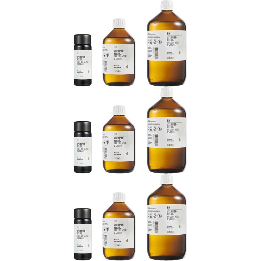 Verschillende flessen en kleine containers. Grote flessen met wit etiket, kleine met zwarte dop. Vloeistof amberkleurig.