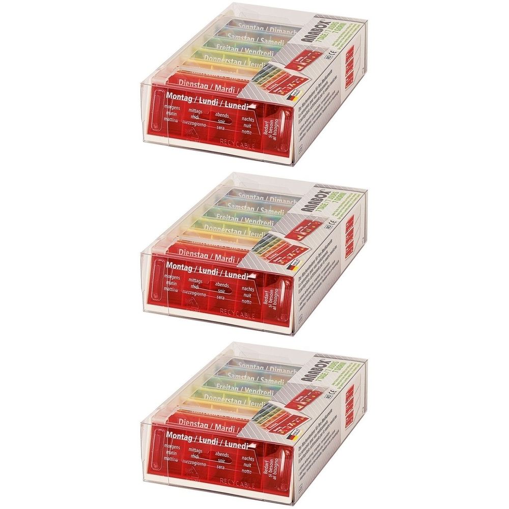 Trois piluliers hebdomadaires en emballage. Chaque boîte contient sept compartiments colorés avec les jours de la semaine en allemand, français et italien.