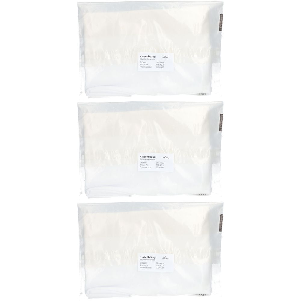 Trois taies d'oreiller blanches dans un emballage plastique. Étiquettes avec informations produit.