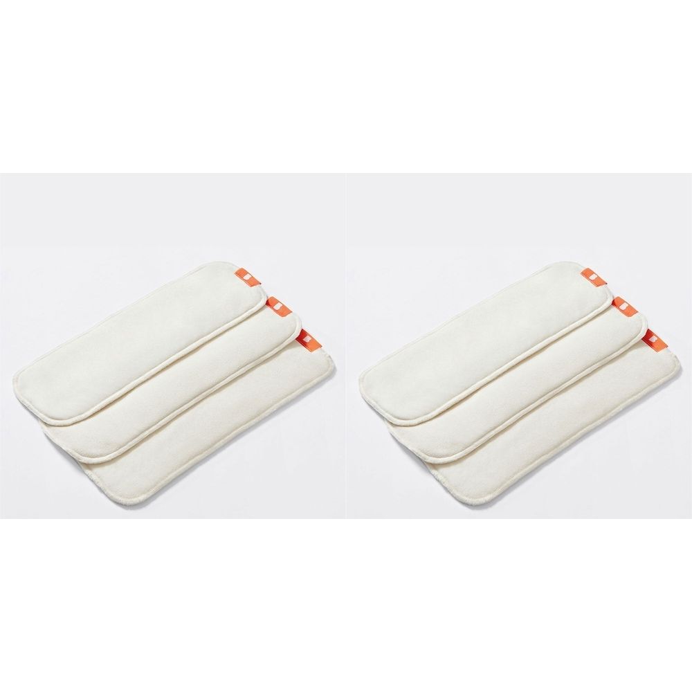 Twee stapels rechthoekige, crèmekleurige stoffen inzetstukken met oranje details. Op witte achtergrond.