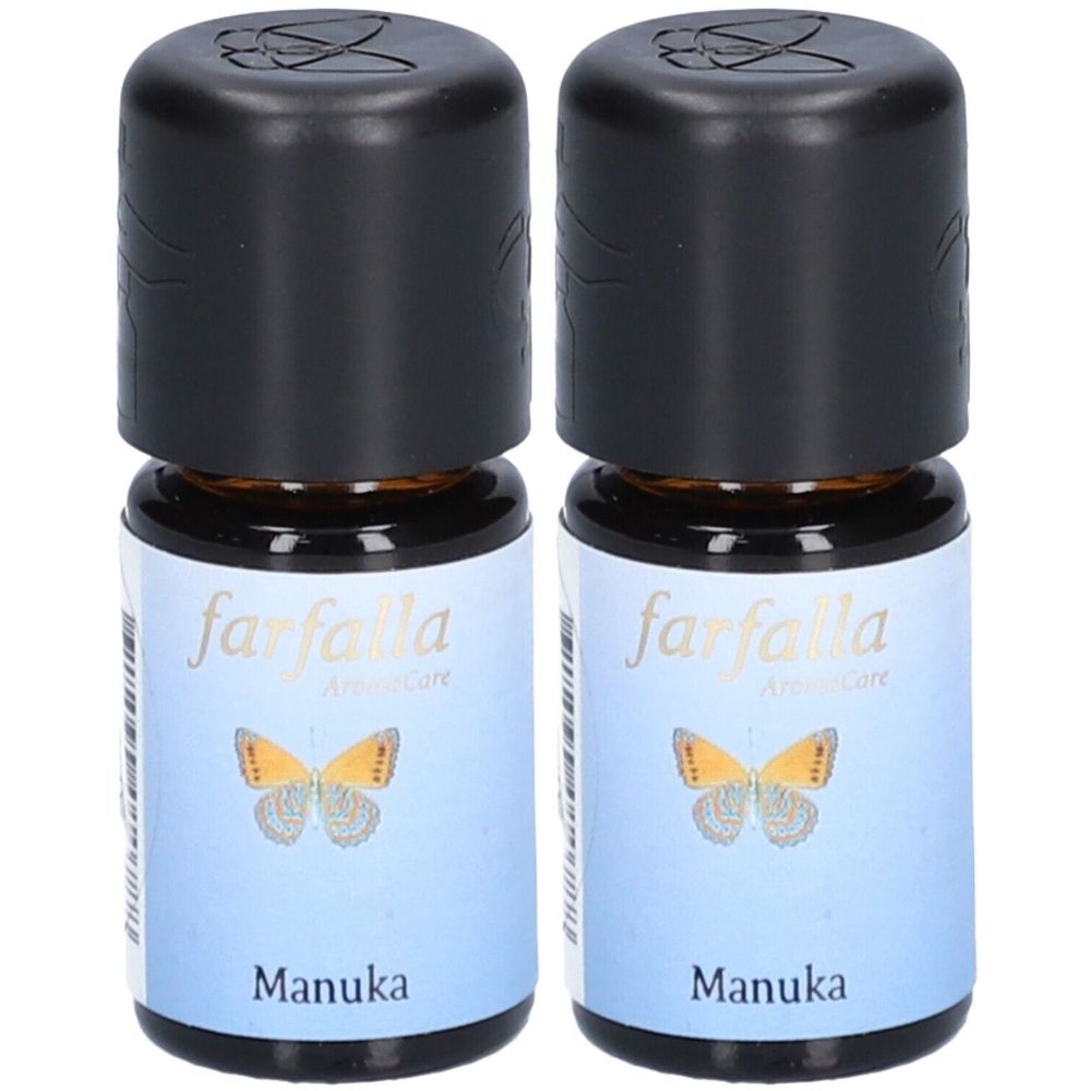 Twee kleine flesjes met zwarte doppen. Op de etiketten staat "farfalla Aromacare" en "Manuka". Een vlinder is afgebeeld.