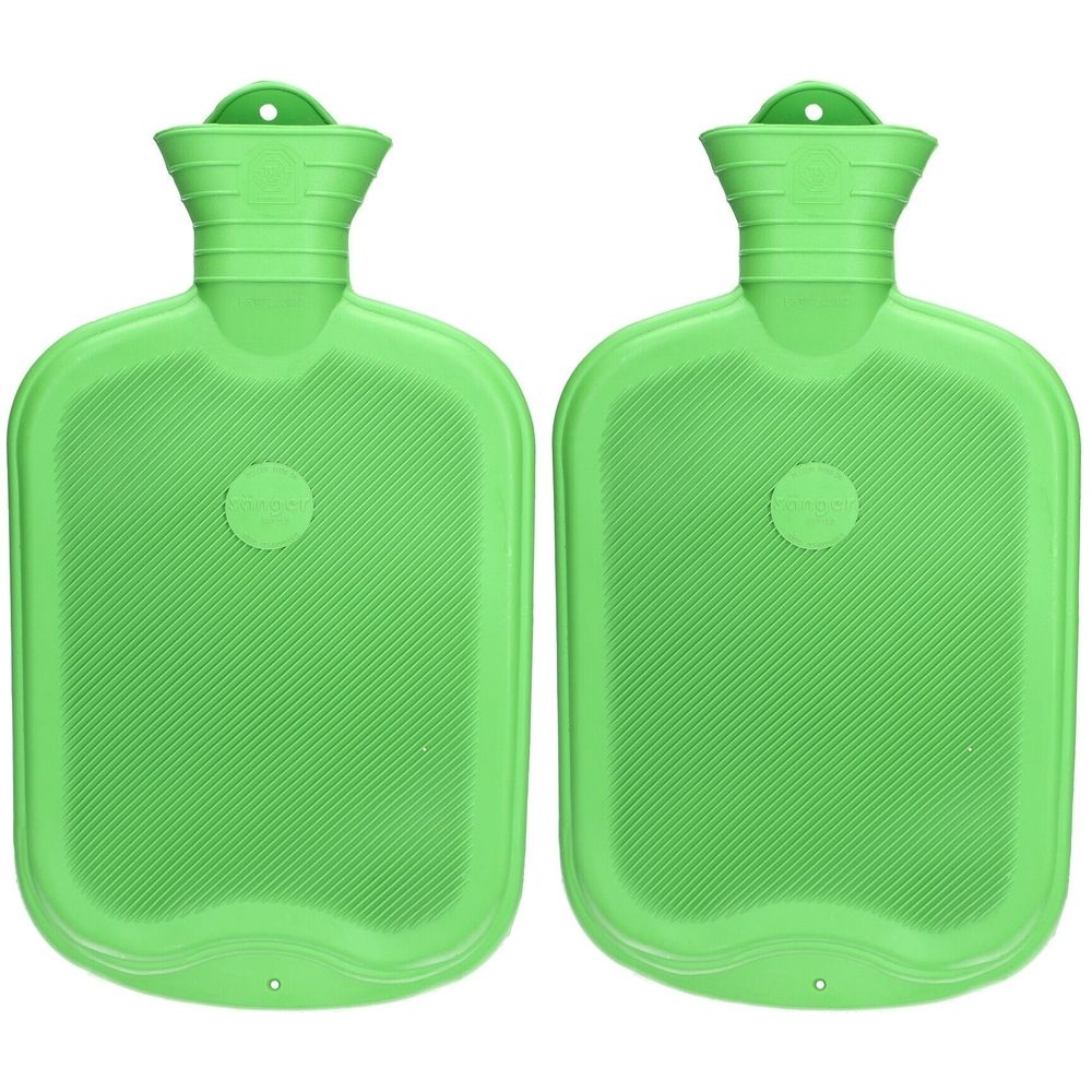 Twee groene rubberen warmwaterkruiken met geribbelde oppervlakken en schroefdoppen.