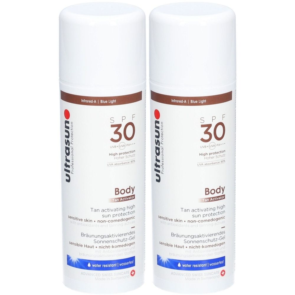 Twee witte spuitflessen met bruine accenten. Opschrift: ultrasun SPF 30 Body. Bevat tekst in het Duits en Engels.