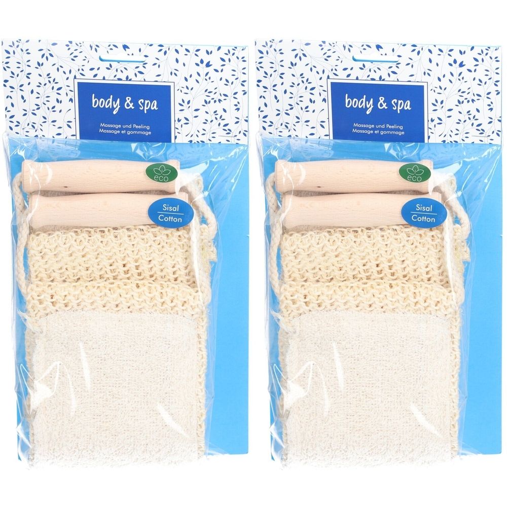 Deux gants de massage pour le dos emballés. Poignées en bois, sisal et coton. Inscription : body & spa.
