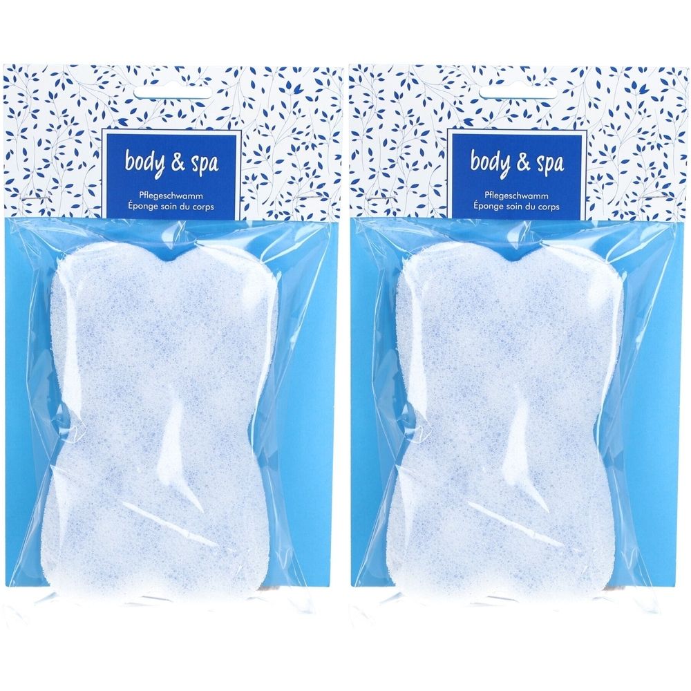 Twee lichaamssponzen in folieverpakking. Blauwe kaart met "body & spa"-logo. Zandlopervormige spons.