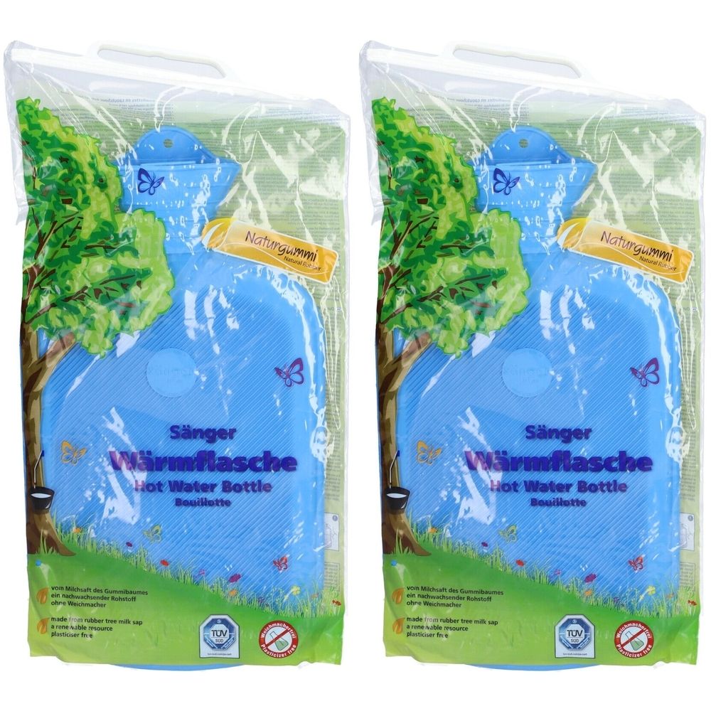 Twee blauwe warmwaterkruiken in plastic verpakking. Opschrift: Saenger Wärmflasche, Hot Water Bottle. Met natuurlijk rubber label en TÜV keurmerk.