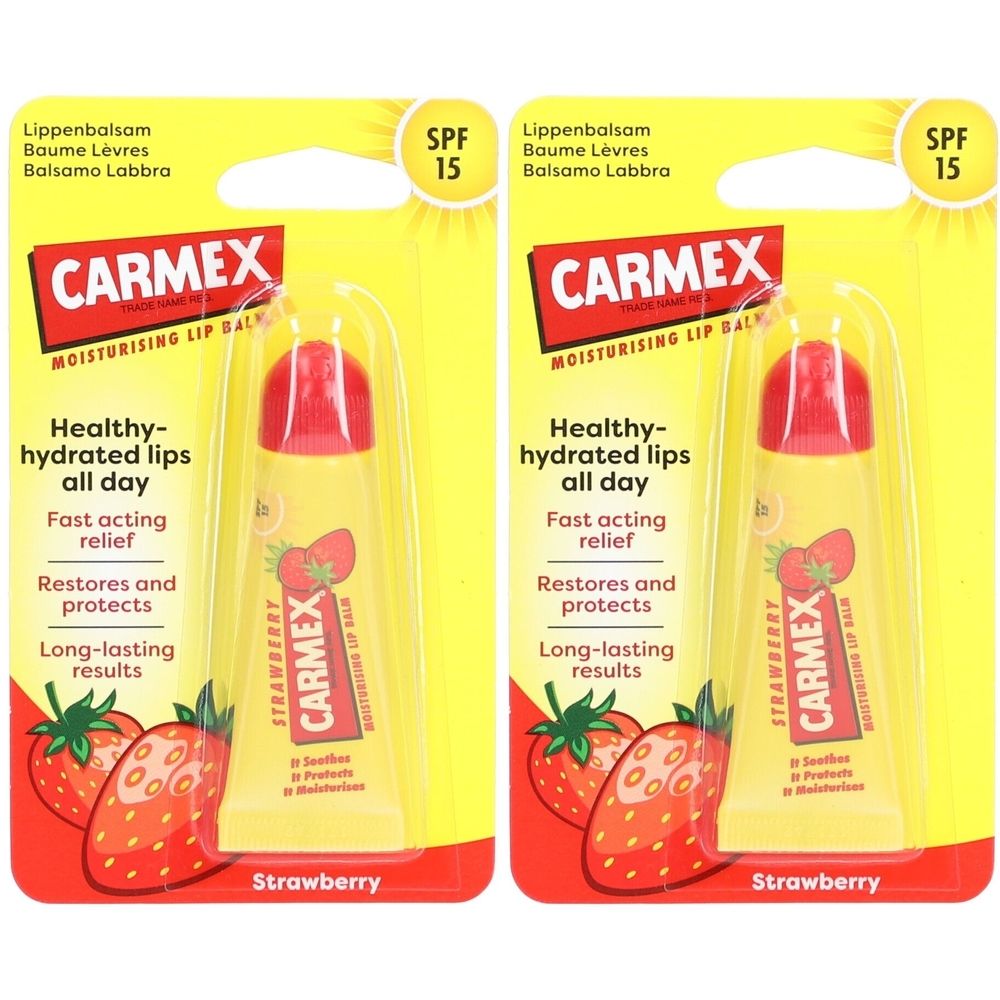 Deux tubes de baume à lèvres Carmex Strawberry SPF 15 en blister. Emballage jaune avec logo rouge et fraises.