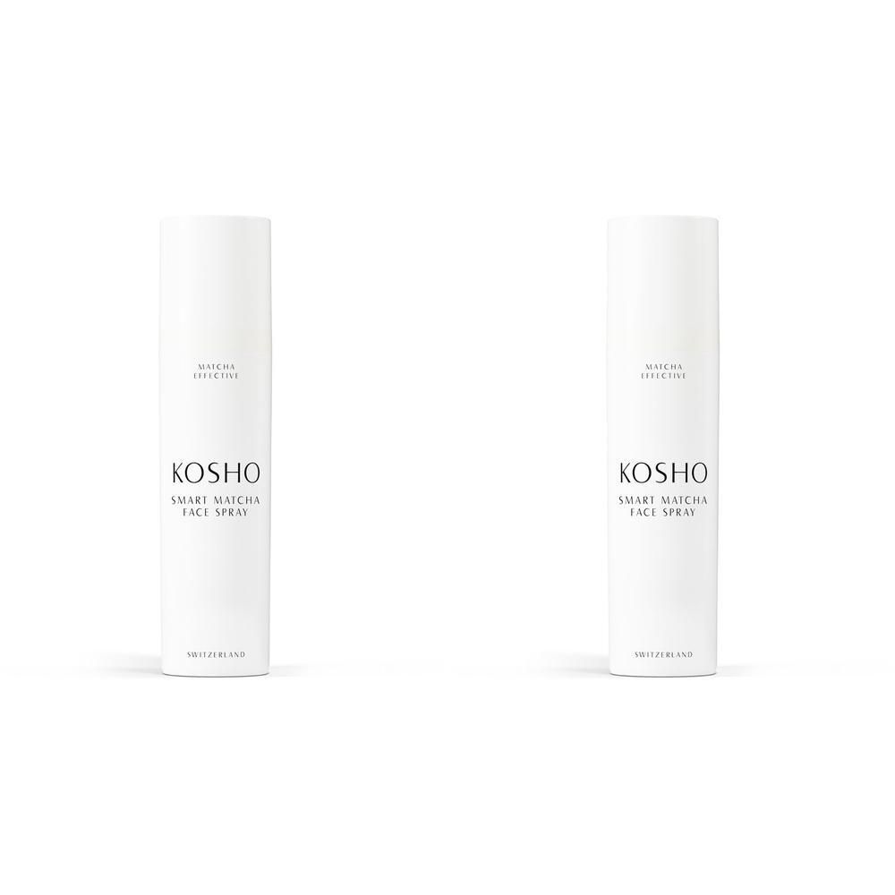 Twee witte spuitflessen. Op elke fles staat KOSHO, SMART MATCHA FACE SPRAY. Daaronder staat een andere regel tekst.