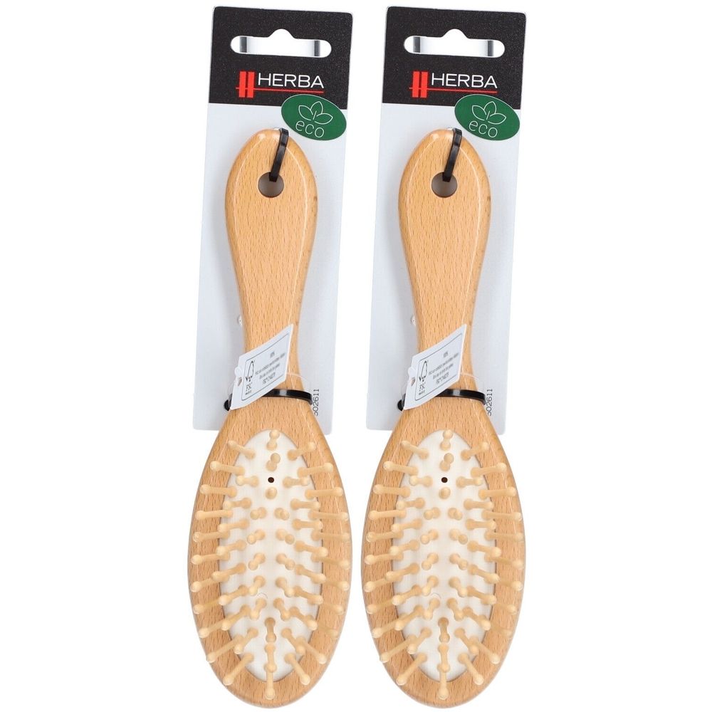 Deux brosses à cheveux ovales avec picots en bois. Manche et corps en bois, soies claires. Suspension noire avec logo et label Eco.