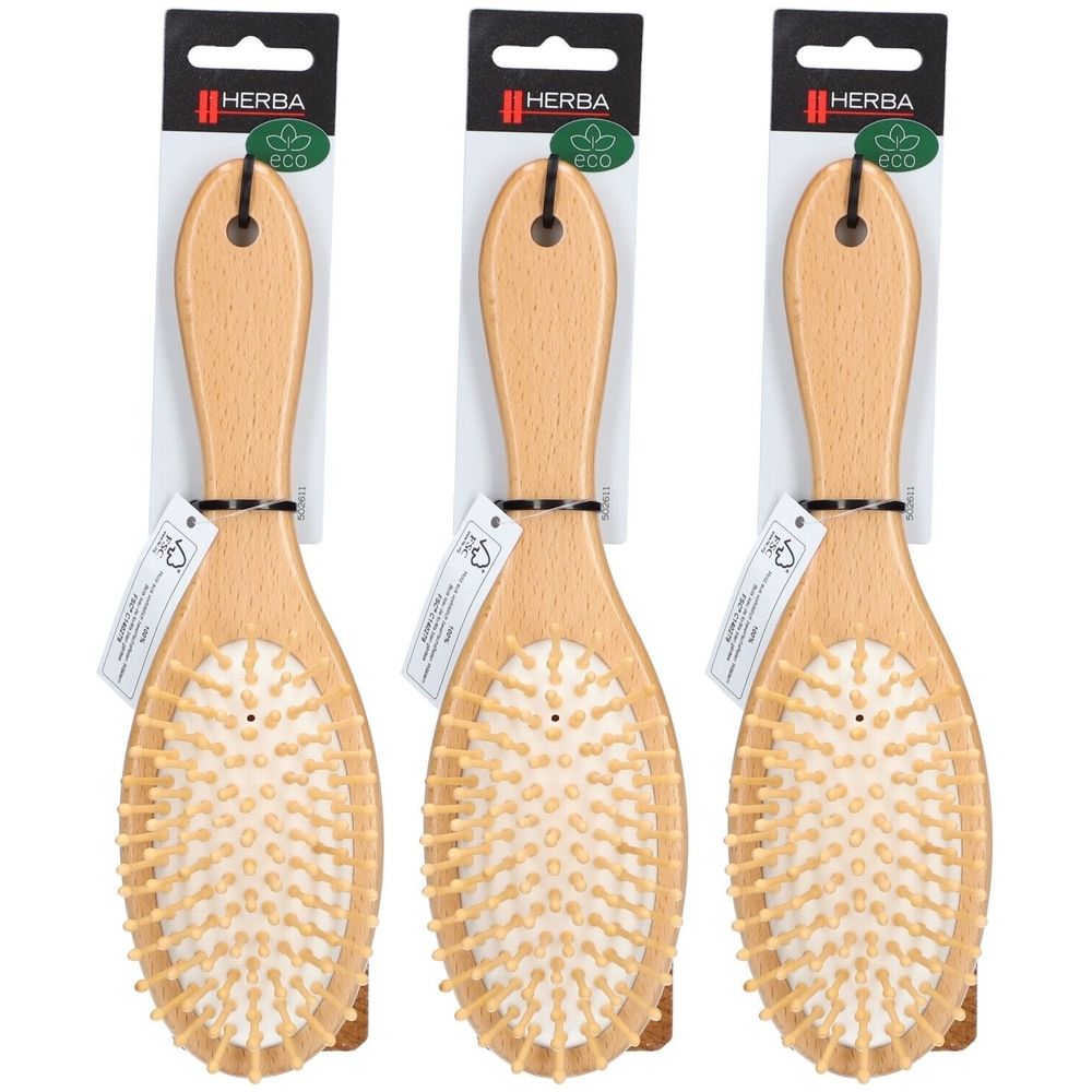 Trois brosses en bois avec des picots en bois. Chaque brosse a un manche et est fixée à une carte en carton. La carte porte la marque "HERBA".