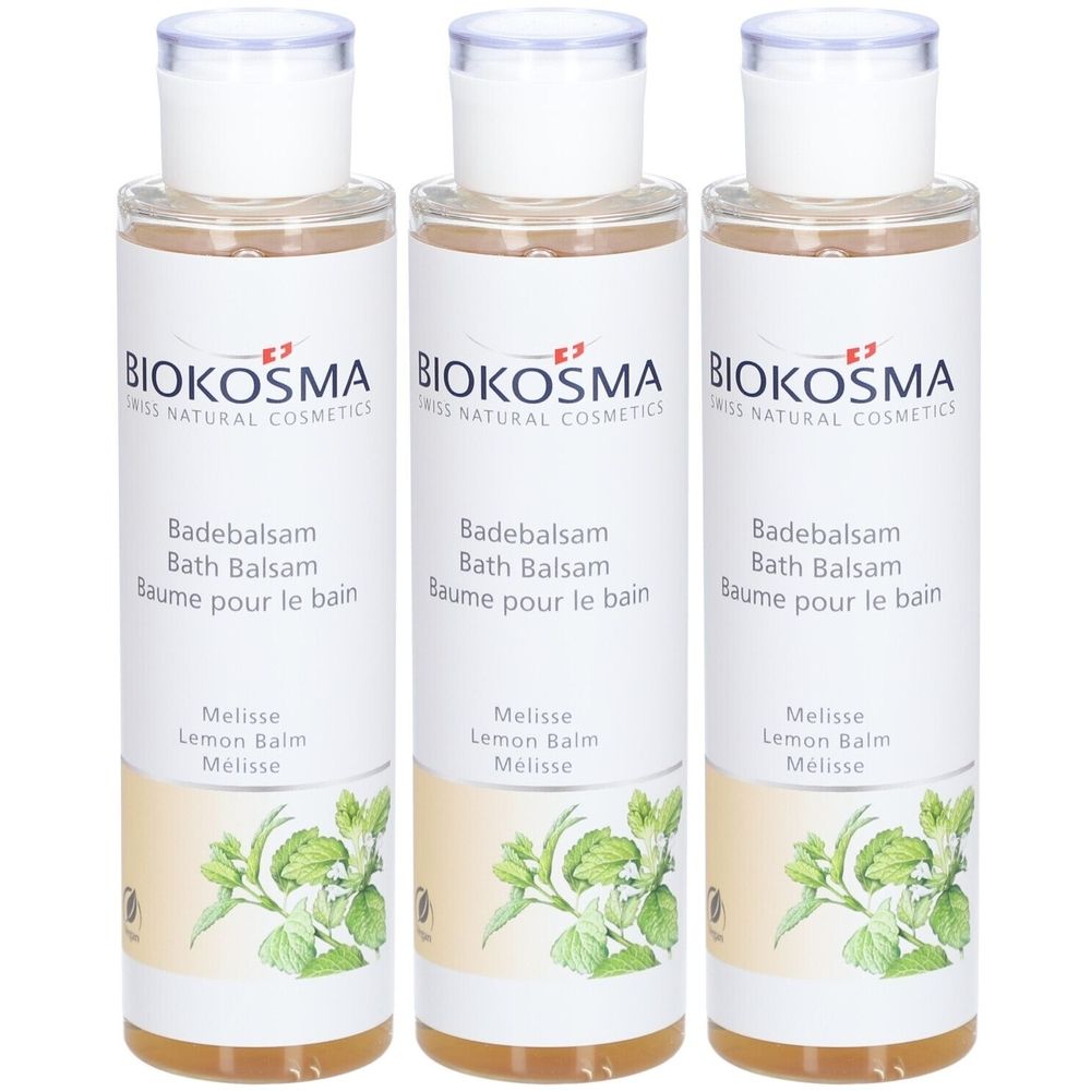 Drie flessen BIOKOSMA Badebalsam Melisse. Witte etiketten met productnaam en kruidenillustratie. Heldere vloeistof in cilindrische flessen.
