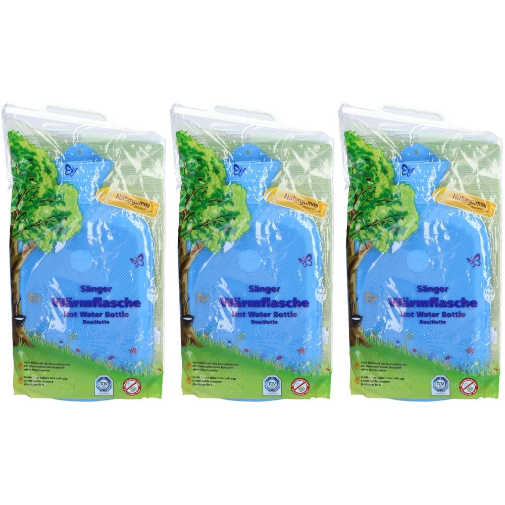 Drie blauwe warmwaterkruiken in plastic verpakking. Opschrift: Saenger Wärmflasche, Hot Water Bottle. Met certificeringen.