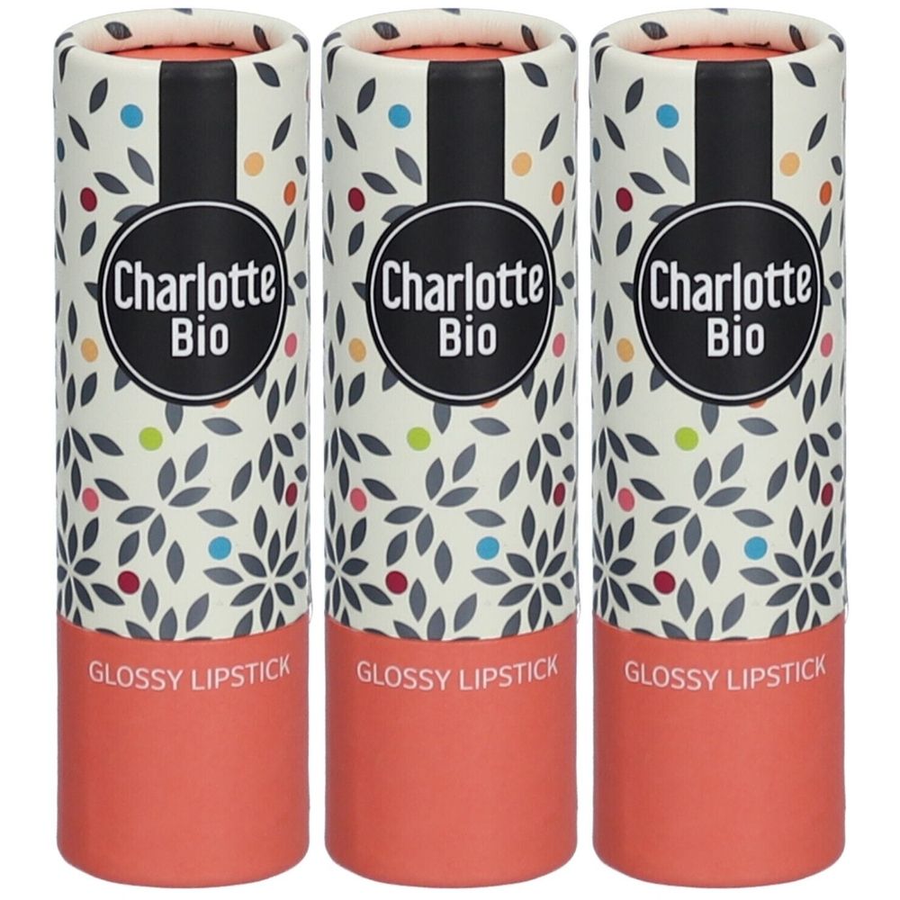 Drie lippenstiften in cilindrische verpakkingen. Opschrift Charlotte Bio en Glossy Lipstick. Verpakking met bloemmotief en gekleurde stippen.