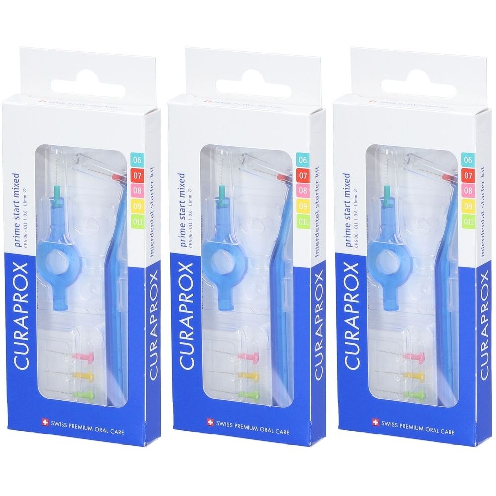 Trois boîtes de brosses à dents bleues. Chaque boîte contient une brosse bleue et des têtes de brosse colorées. La marque CURAPROX est visible.