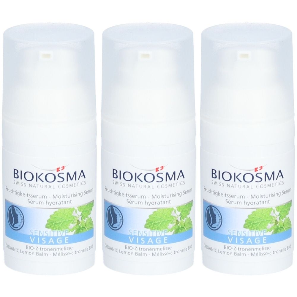 Drie witte flacons met pomp. Opschrift: BIOKOSMA, Moisturising Serum, Sensitive Visage. Afbeelding van citroenmelisse.