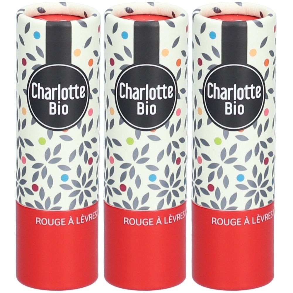 Drie cilindrische lippenstiftverpakkingen. Opschrift: Charlotte Bio. Tekst: Rouge à Lèvres. Verpakking met bloemmotief en rode bodem.