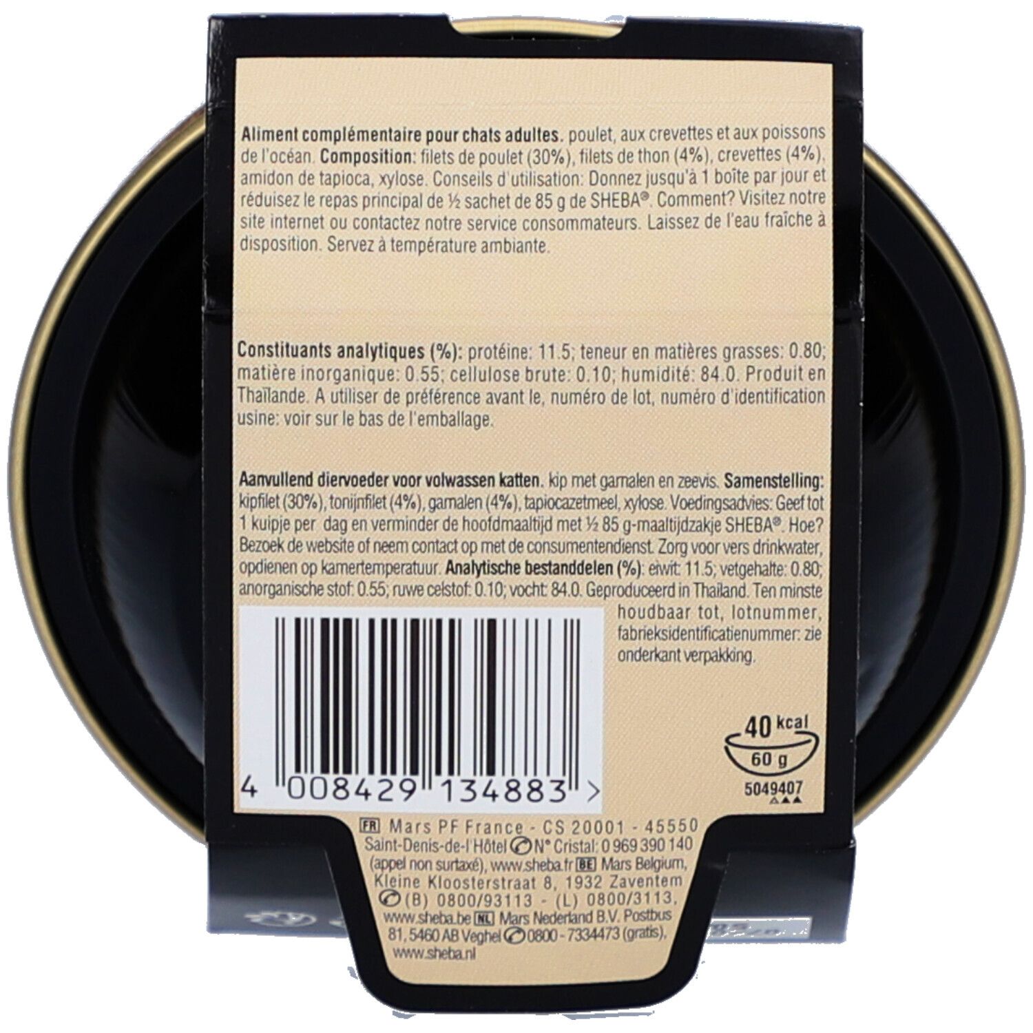 Achterkant van de kattenvoerdoos. Tekst met ingrediënten en voedingswaarde. Barcode.