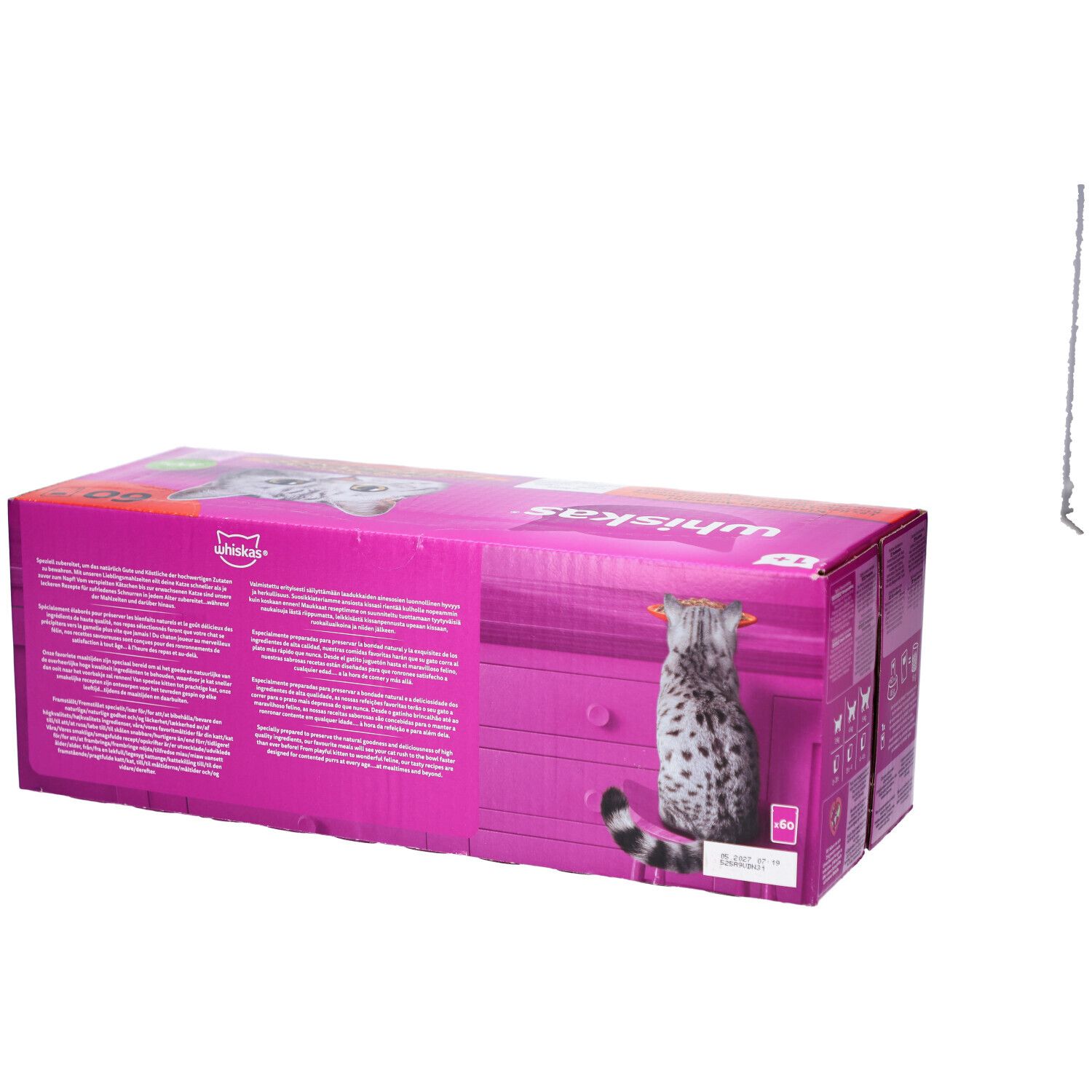 Boîte rose Whiskas avec chat. Inscription 'Whiskas'. Informations produit au dos.