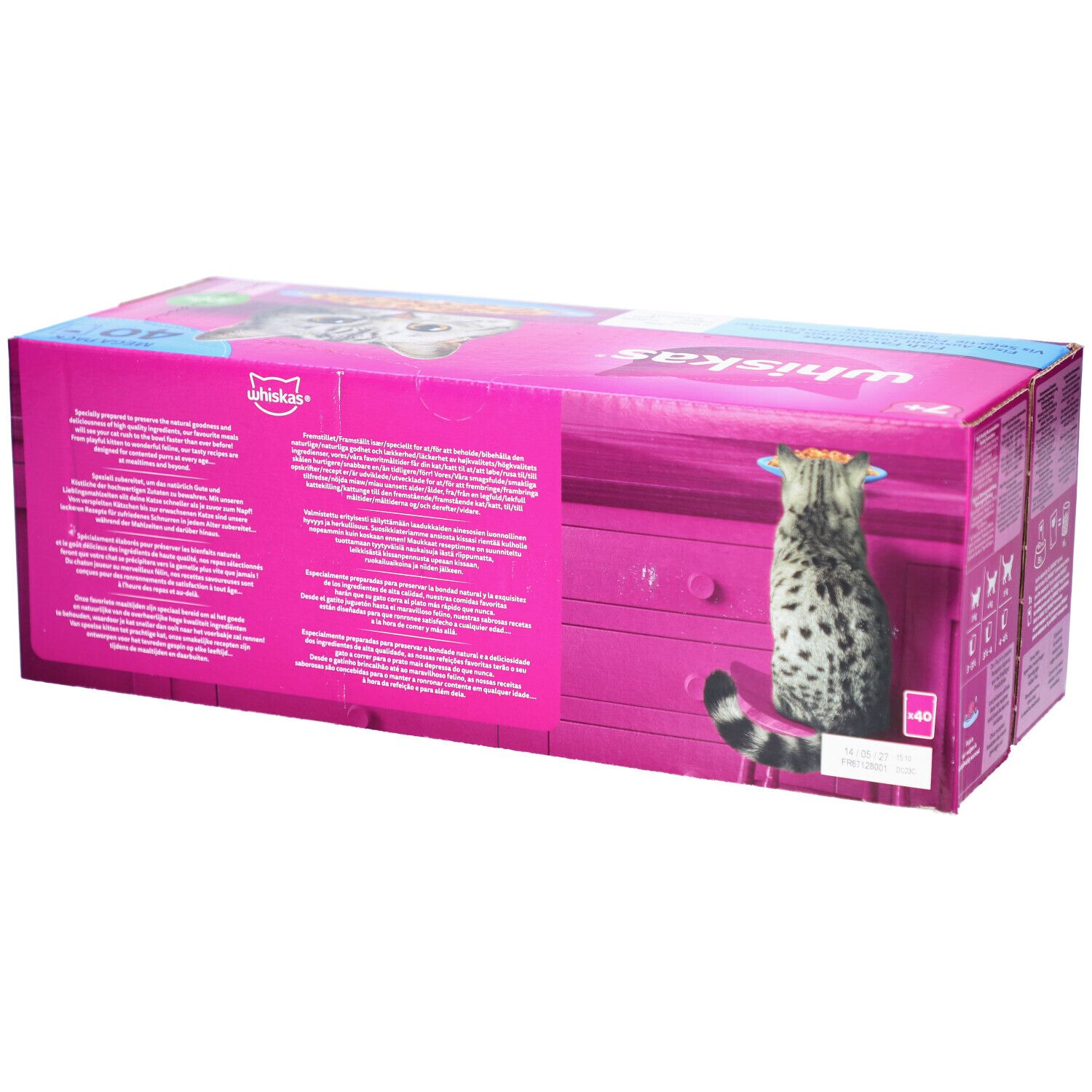 Achterkant van de Whiskas 7+ Fish Favourites verpakking. Roze doos met productinformatie en kattenafbeelding. Bevat 40 zakjes.