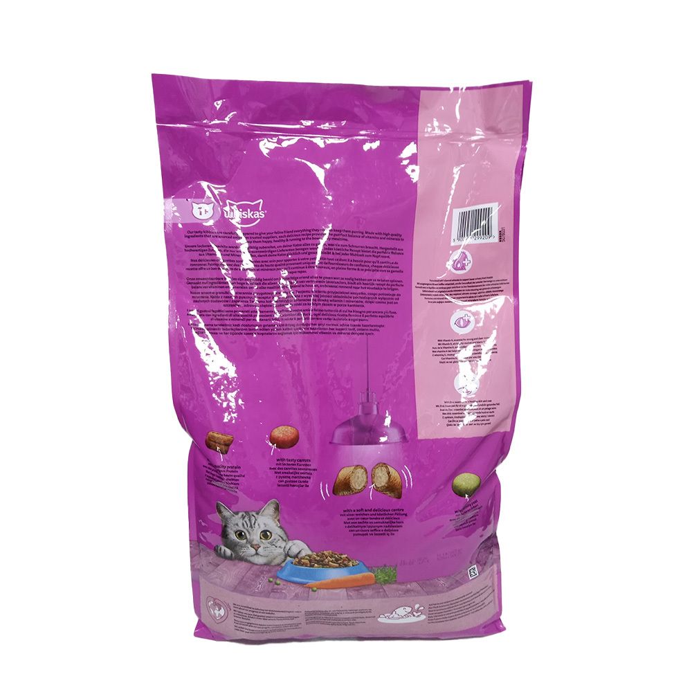 Achterkant van de Whiskas-verpakking. Paars. Opdruk: kat, voer. Tekst en logo's. Bevat informatie over het product.